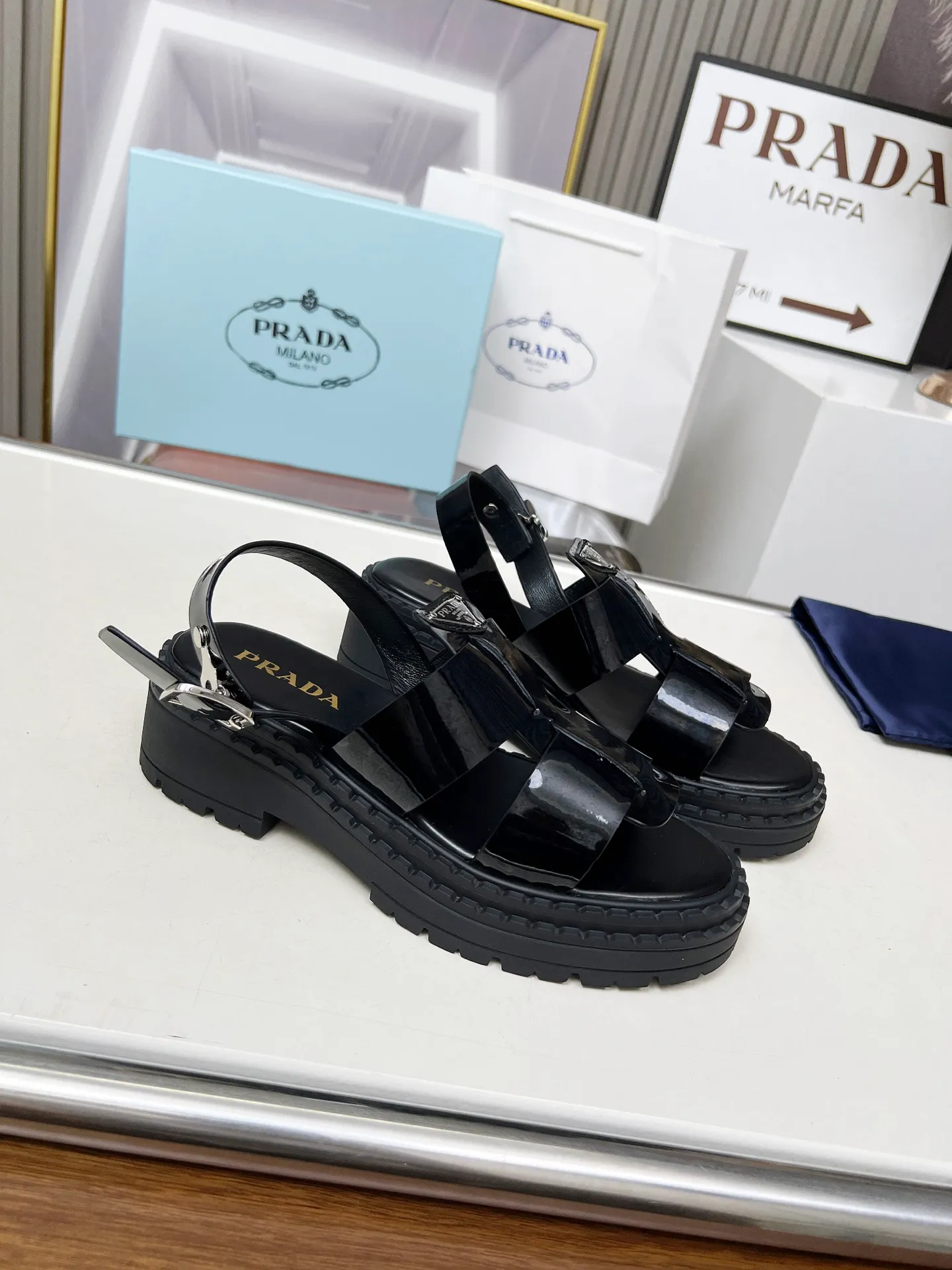 👟👟Ex-factory price 420👟👟 PRADA/Prada 25ss new spring and summer sandals. The simple design is probably the most popular thing about it. It is not the kind that is found on the street. It has its own brand personality. The fabric is made of calfskin and the lining is mixed sheepskin. Heel height: 4.5cm Size: #35-41 (35 41 custom-made is not returnable)